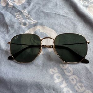 Brand new Ray Ban sunglasses. New Aviator